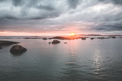 平静的涟漪海落日的天空 · 免费素材图片