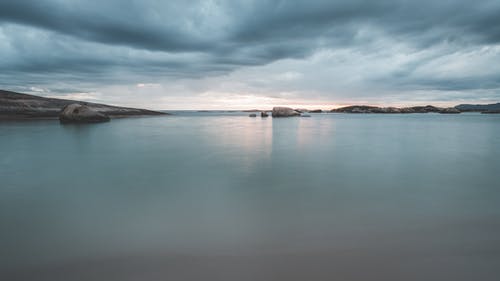 多云的天空下的宁静海风光 · 免费素材图片