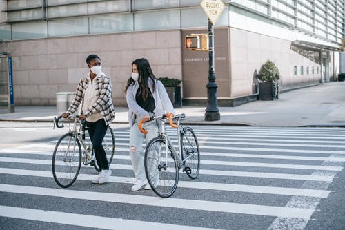 2名妇女在人行道上骑自行车 · 免费素材图片