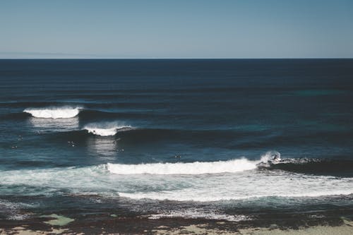 无尽的海洋，波浪和泡沫 · 免费素材图片