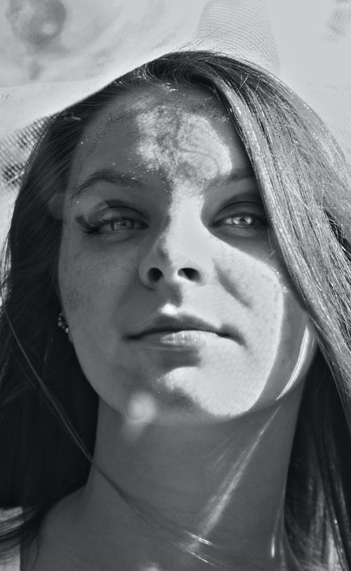 有关單色, 垂直拍摄, 女人的免费素材图片