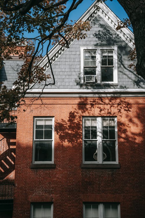 棕色和白色的混凝土房子 · 免费素材图片