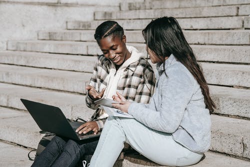 男人和女人坐在黑色的沙发上 · 免费素材图片