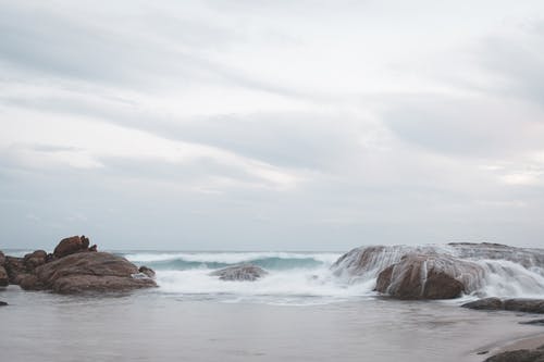 岩层与挥舞着大海 · 免费素材图片