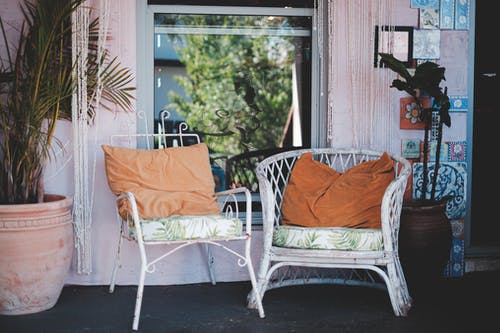 小屋露台上的舒适藤椅 · 免费素材图片