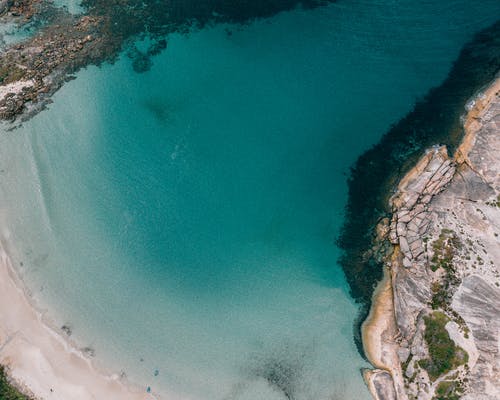 绿松石海与岩石峭壁 · 免费素材图片