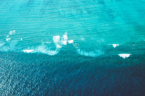 蔚蓝的大海，泡沫波 · 免费素材图片