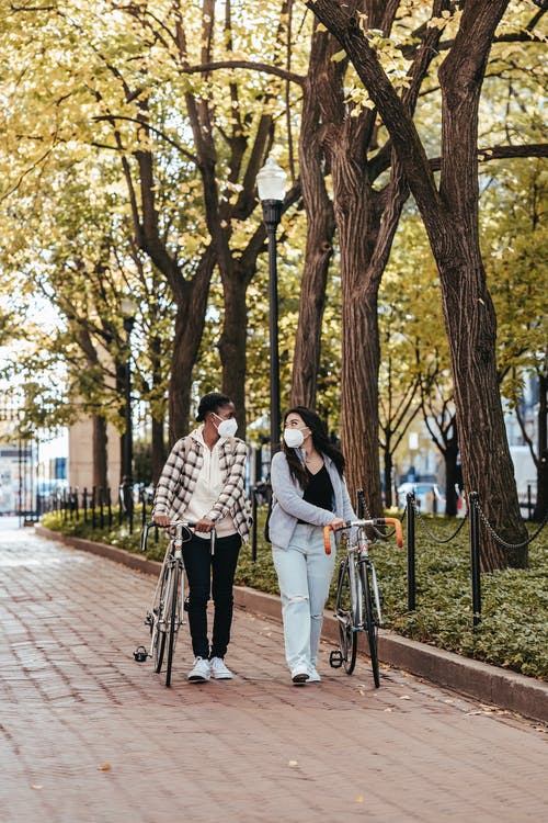 男人和女人站在人行道上 · 免费素材图片