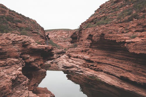 粗糙的岩层和平静的河流 · 免费素材图片