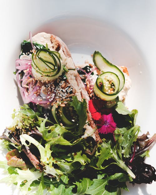 美味健康的混合沙拉配红洋葱和黄瓜 · 免费素材图片
