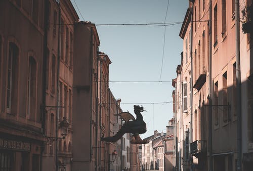 狭窄的城市街道上装饰着龙 · 免费素材图片