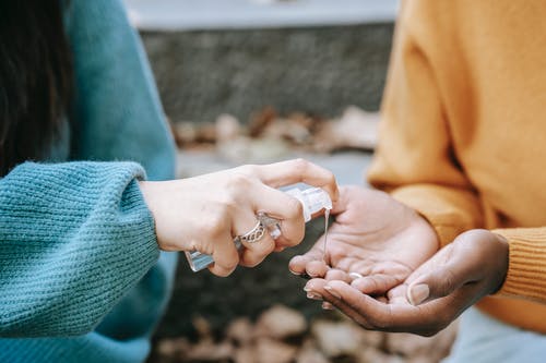 戴银钻石戒指的人 · 免费素材图片