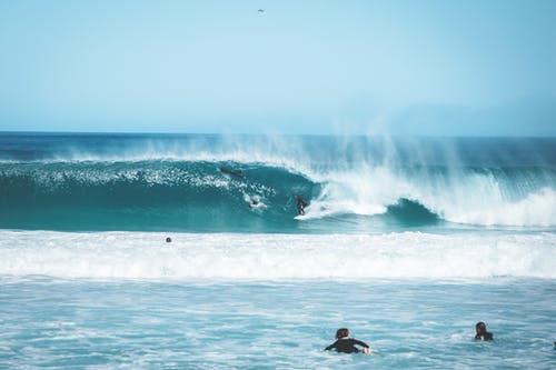 面目全非的冲浪者骑着海浪 · 免费素材图片