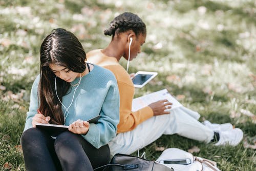 拿着白色的平板电脑的蓝色长袖衬衫的女人 · 免费素材图片