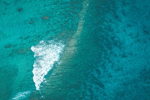 海洋绿松石水与泡沫 · 免费素材图片