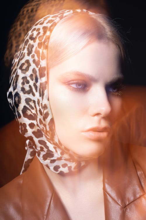 豹纹头巾的诱人时尚女人 · 免费素材图片