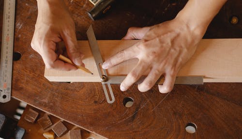 作物工匠与木制细节一起工作 · 免费素材图片