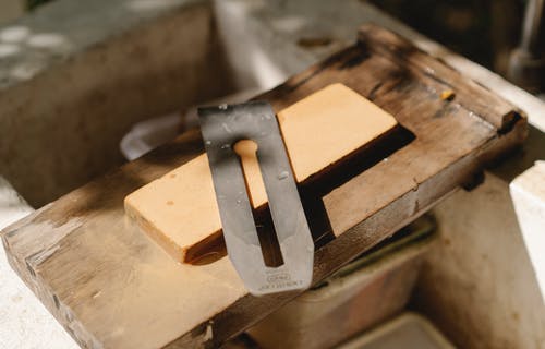 在木板上的金属刀 · 免费素材图片