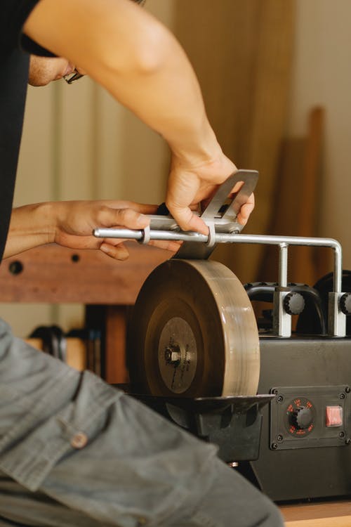 在车间的磨床上作物工匠磨尖工具 · 免费素材图片