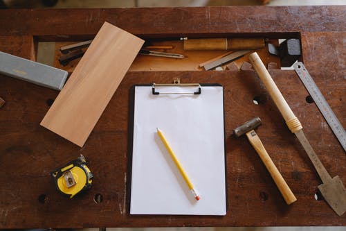黄色铅笔在白纸和木工工具上 · 免费素材图片