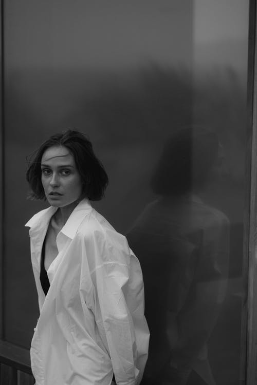 有关单色, 垂直拍摄, 女人的免费素材图片