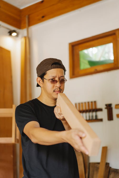 眼镜检查木板的成年亚洲男子 · 免费素材图片