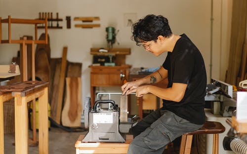专业的民族工匠坐在磨刀工具 · 免费素材图片