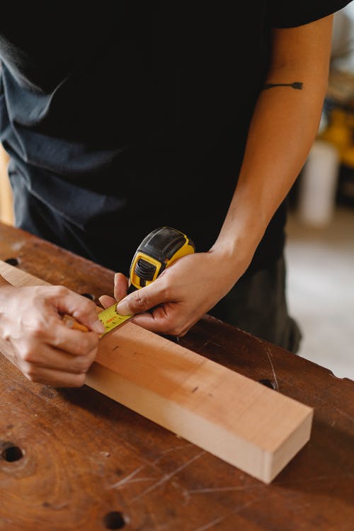 作物工匠测量木板的宽度 · 免费素材图片