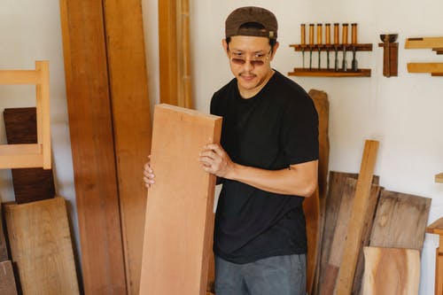 亚洲男子携带木板和思考 · 免费素材图片
