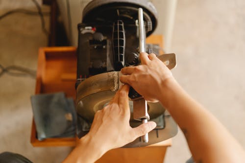 作物男子工作磨刀机 · 免费素材图片