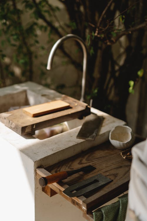 细木工工具和旧水槽上的木块 · 免费素材图片