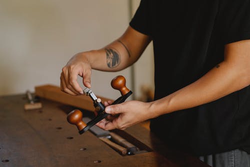 用专业工具裁剪木工 · 免费素材图片