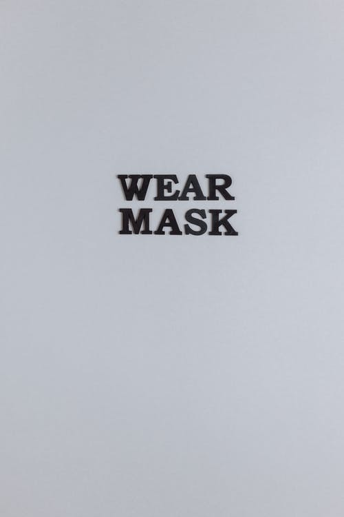 戴口罩口号在灰色的背景上 · 免费素材图片