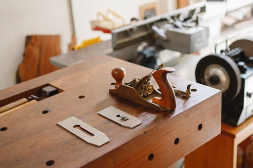 带木工工具的工作台 · 免费素材图片