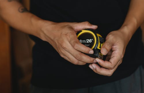 裁剪卷尺的男人 · 免费素材图片