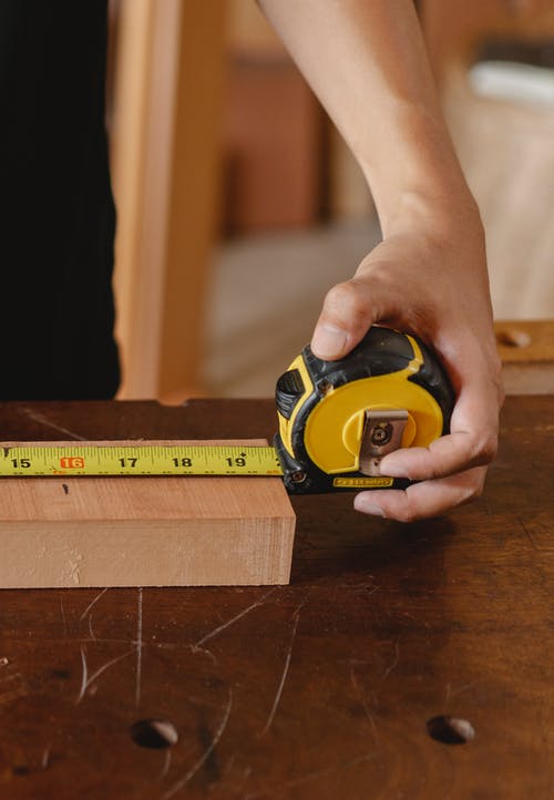 庄稼人测量木板的长度 · 免费素材图片