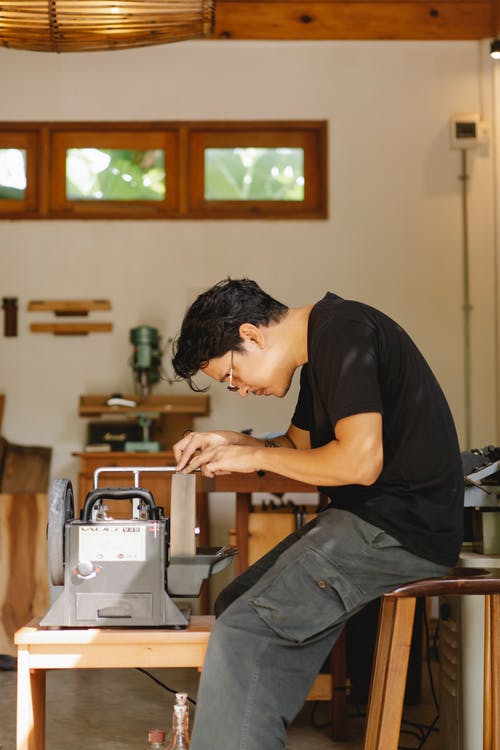 集中民族工匠在磨刀机 · 免费素材图片