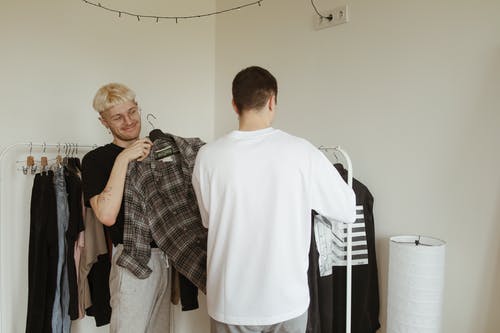 有关一对, 在家, 室内的免费素材图片