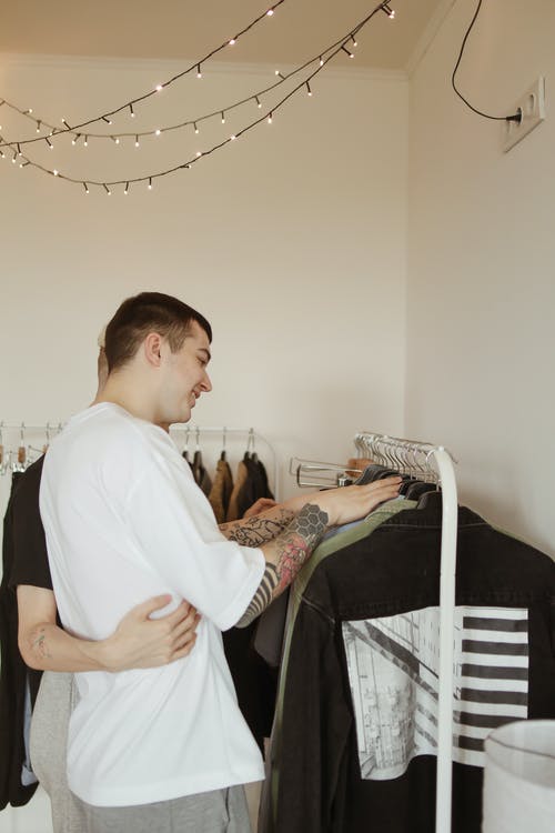 有关一对, 在家, 垂直拍摄的免费素材图片