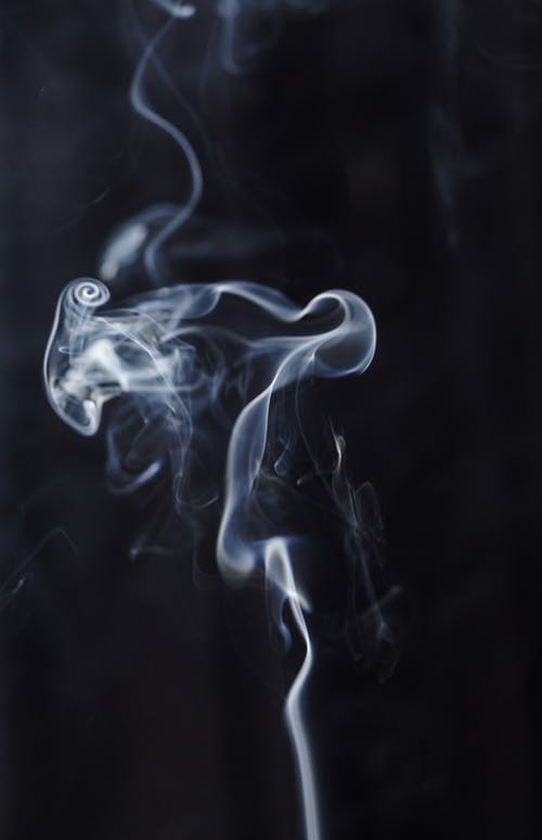 波浪烟在黑暗中的抽象背景 · 免费素材图片
