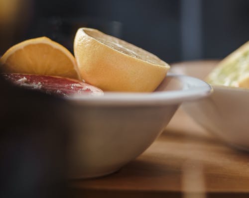 桌上的碗里的美味切的葡萄柚 · 免费素材图片