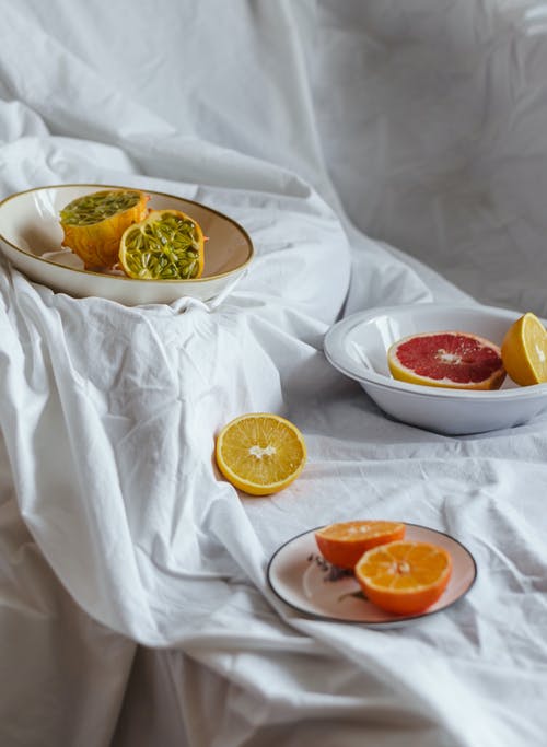 弄皱的织物上什锦的多汁柑橘类水果 · 免费素材图片