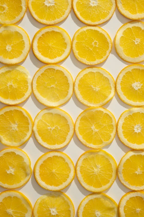 切成薄片的柑橘类水果放在桌子上 · 免费素材图片