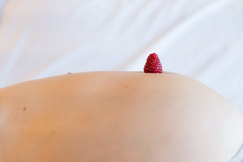 播种孕妇与美味新鲜树莓在肚子上 · 免费素材图片