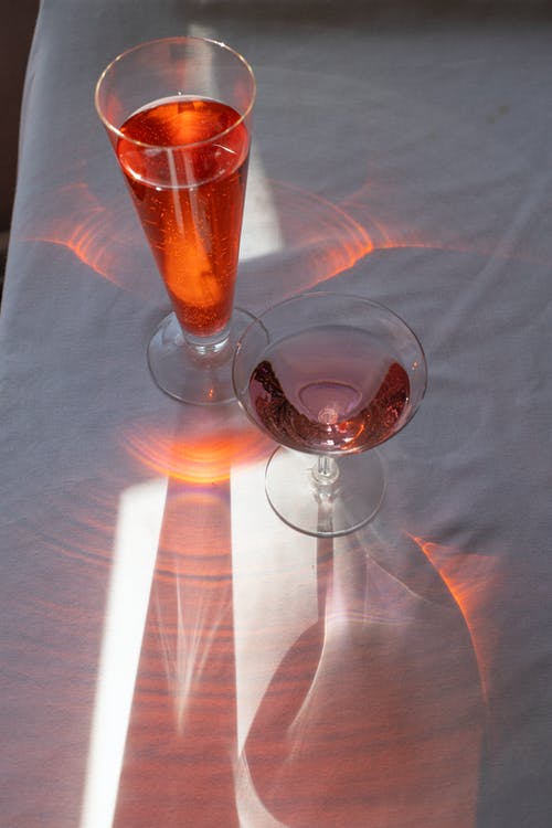 水晶玻璃桌上的饮料 · 免费素材图片
