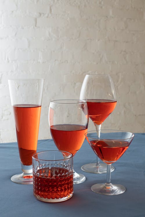桌上的红色饮料的眼镜 · 免费素材图片