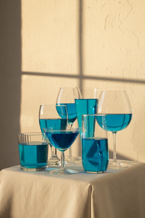 在白色的桌布上眼镜的蓝色饮料 · 免费素材图片