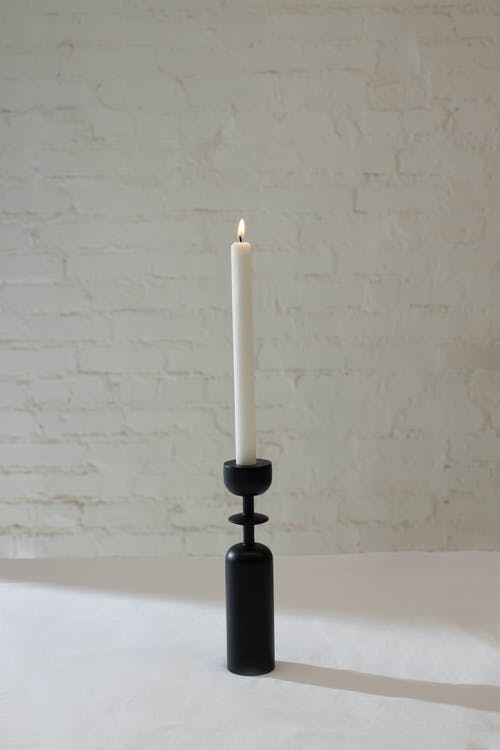 蜡烛放在白色的桌子上 · 免费素材图片
