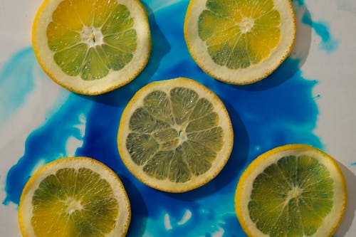 蓝色和白色的表面上的柠檬片 · 免费素材图片