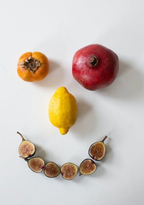新鲜成熟的水果，桌上的脸组成 · 免费素材图片